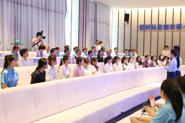 领导嘉宾和师生代表共同观看柳州市第三届税费知识和办税技能竞赛暨高校税收法律知识挑战赛