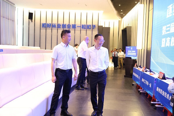 黄尚书（左一）、记刘子林（左二）查看柳州市第三届税费知识和办税技能竞赛暨高校税收法律知识挑战赛赛前准备情况