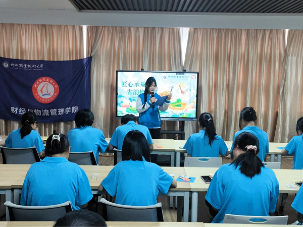 宣讲团成员进行主题宣讲