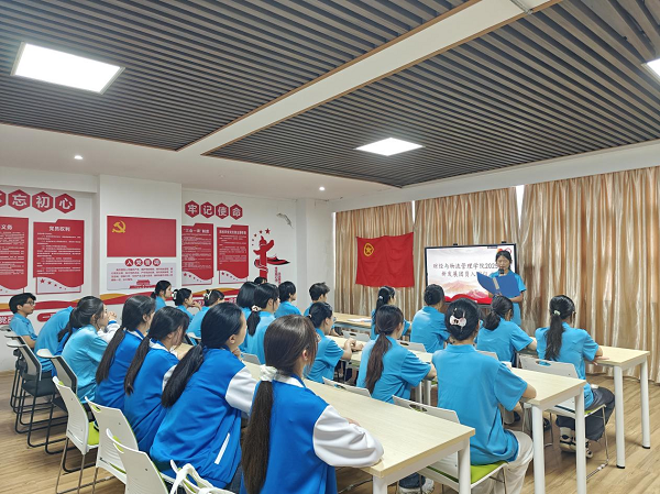 主持人宣布新团员名单