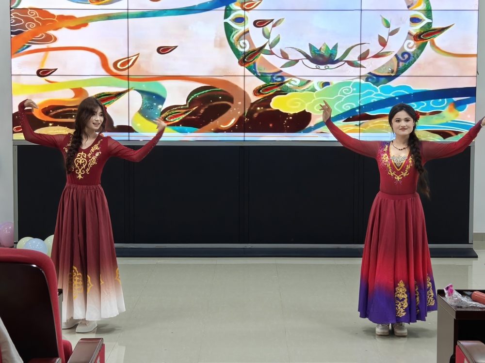 《欢乐少女》新疆舞蹈表演