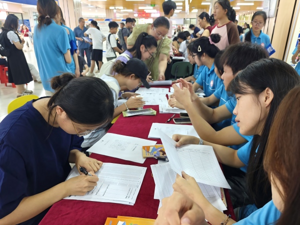 迎新志愿者接待新生