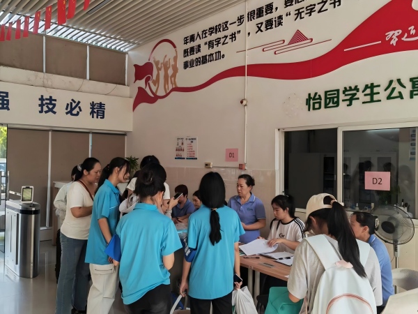 志愿者帮助新生办理宿舍登记入住