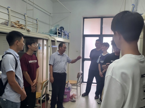 党委书记覃宗万走访宿舍