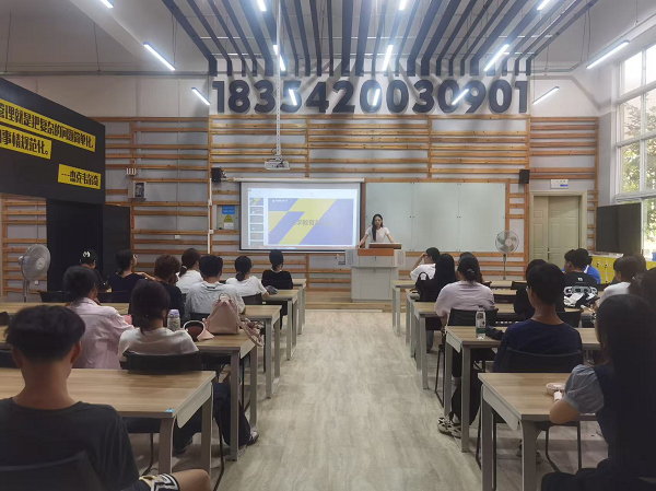 图1 2025级新生认真聆听入学教育课程