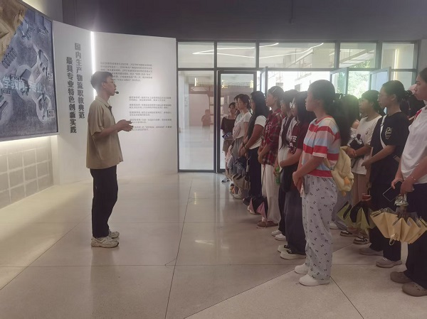 图3 学生参观汽车工业智能物流实训中心