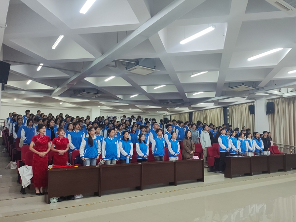 活动现场奏唱团歌