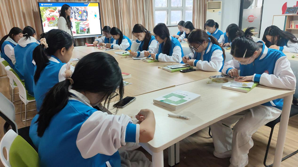 同学们制作书签