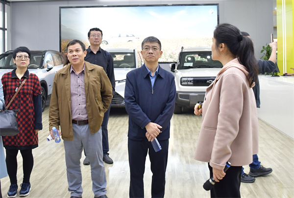 在官塘校区参观