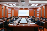 柳东新区管委会调研组到我?？疾旖涣?校党委书记刘子林参加座谈