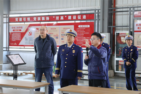 调研组参观机电工程学院党建园地