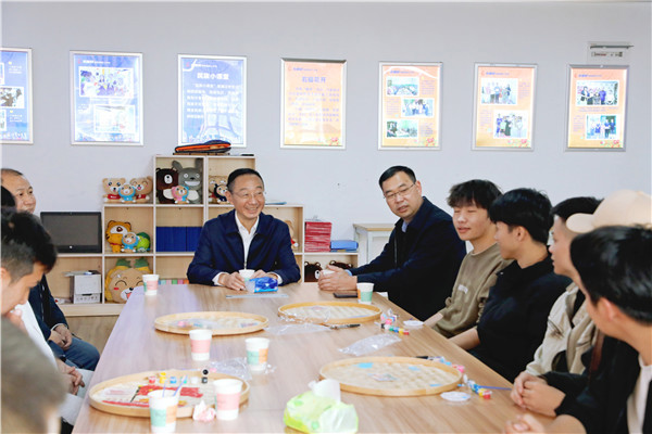 校领导与学生座谈，了解学生的假期生活及新学期计划