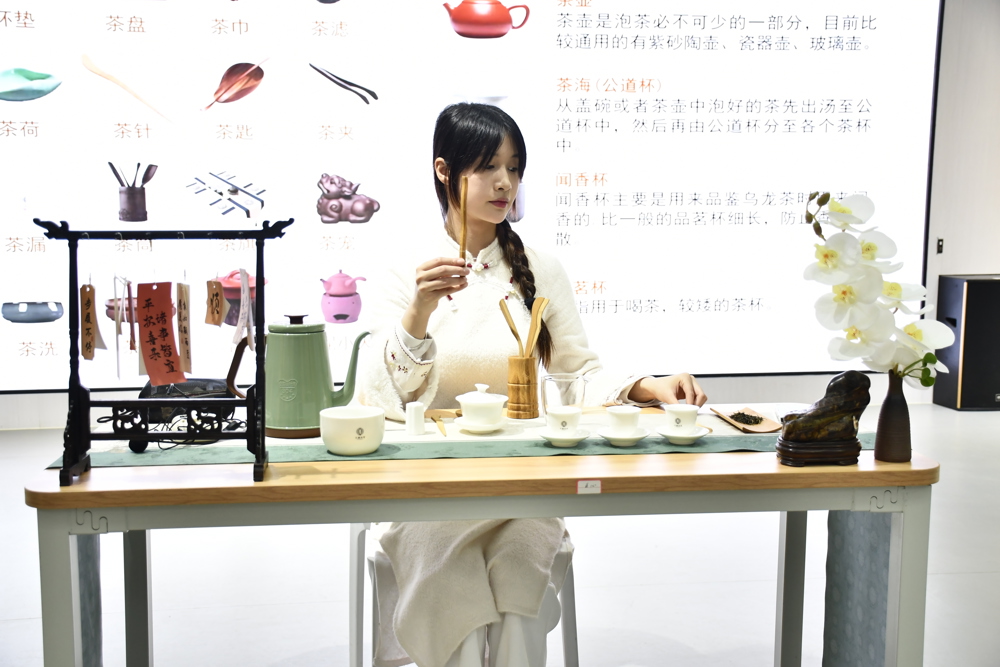 助手老师进行茶艺演示