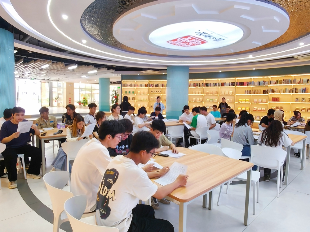 在场师生共同朗读英文版《盲人摸象》