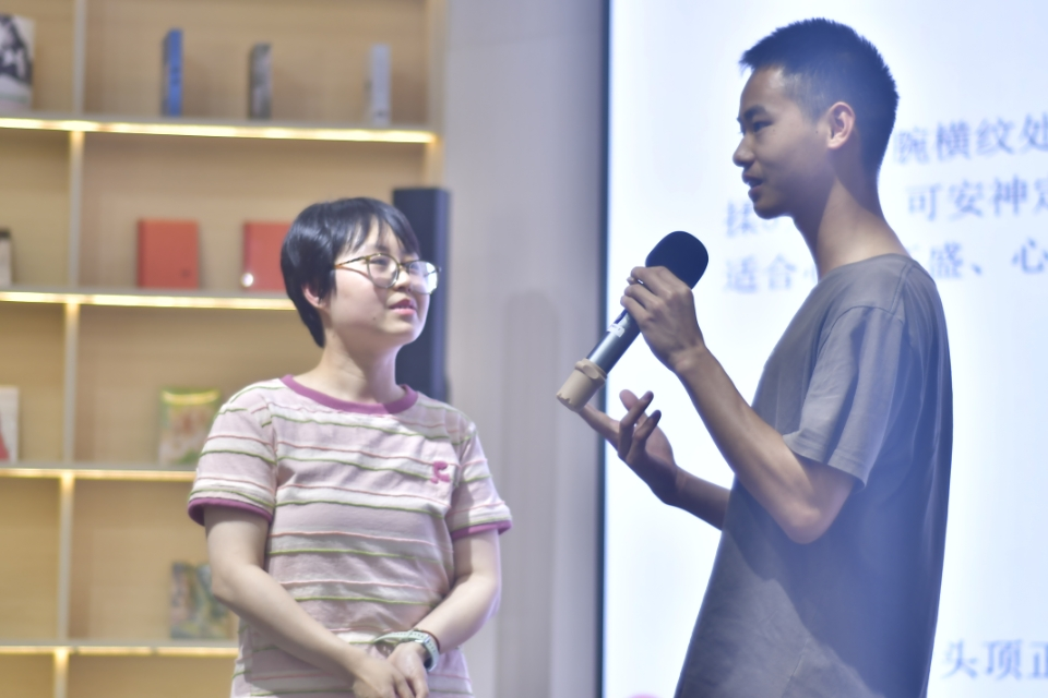 同学上台与张香卉医师互动