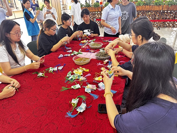 学生学习制作香囊 学生学习制作香囊