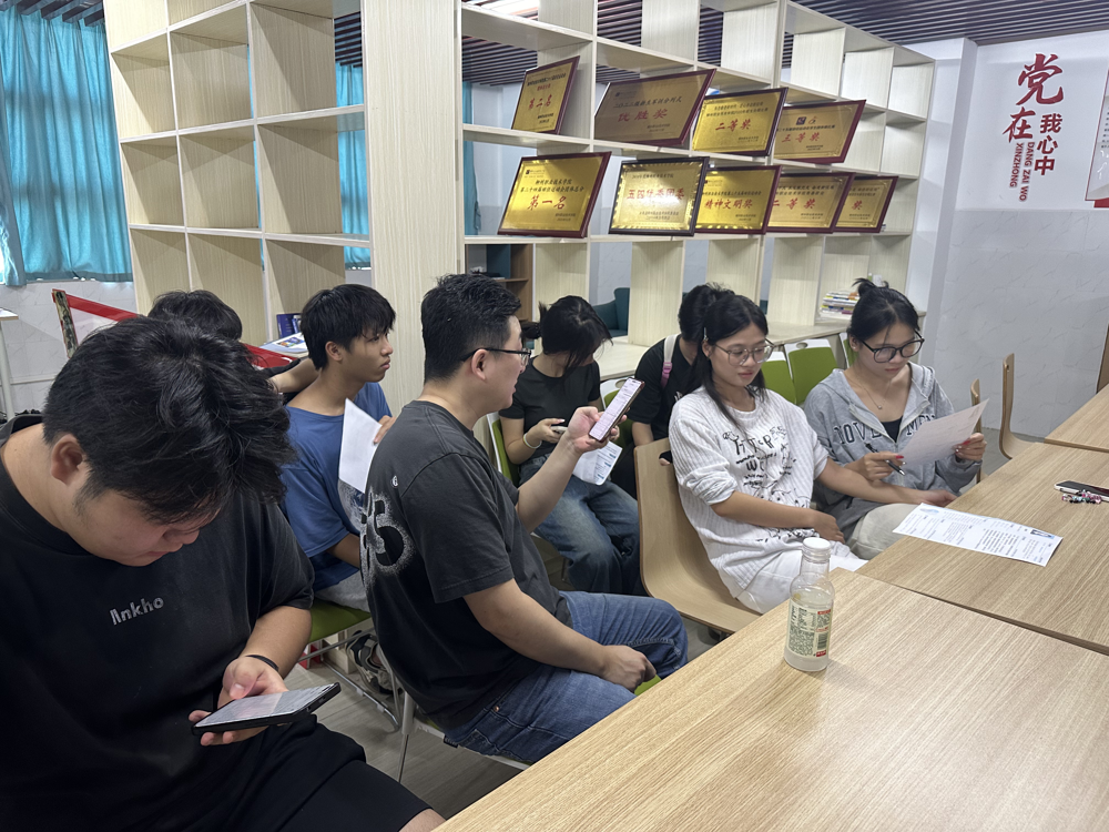 辅导员赵泽龙根据网上招聘信息指导学生完善简历