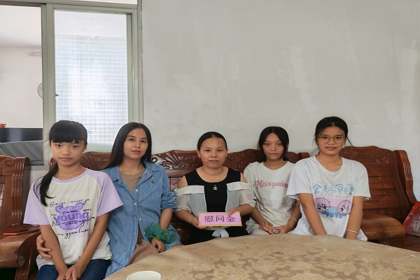 电信学院家访团队实地走访贫困生家庭