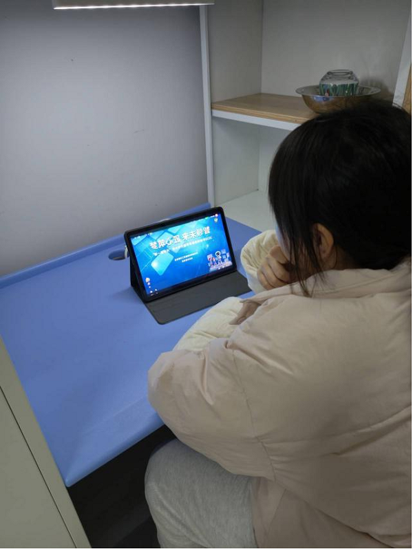 2023级留校同学在宿舍观看