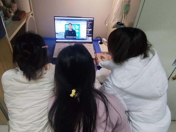 2024级同学在宿舍以宿舍为单位集中观看