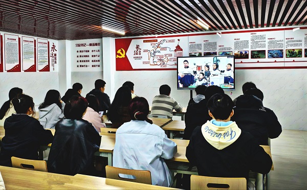 学院D6“一站式”学生社区党建工作站集中观看