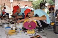 电子信息工程学院家电维修部志愿者到社区为居民维修家电