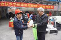 电子信息工程学院家电维修部志愿者到狮山社区为居民义务维修家电