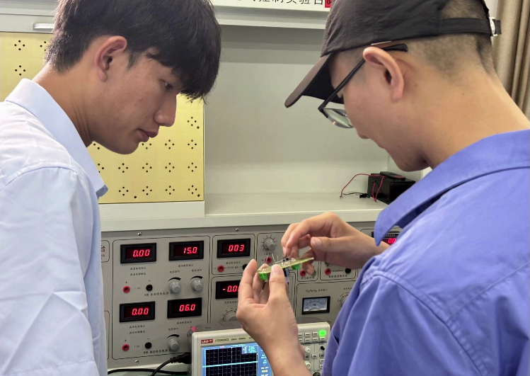 订单班学生在实训学习中