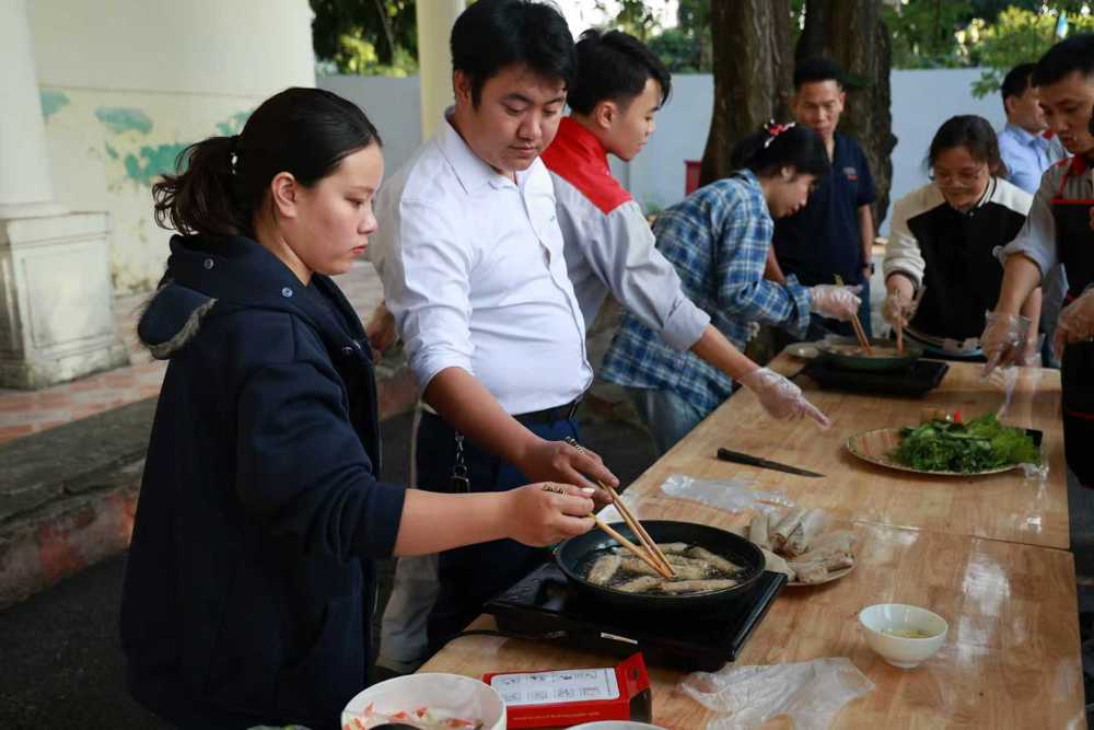 我校学生与越南老师学习制作越南春卷