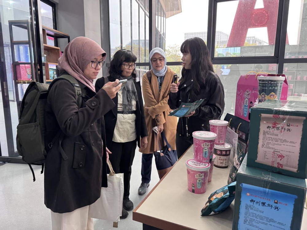 代表团参观螺蛳粉产业学院