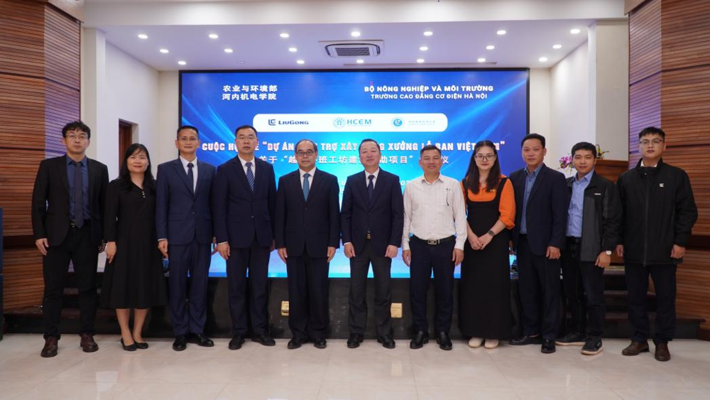 中国驻越南大使馆教育参赞罗耀光（左五），河内机电学院院长董文玉（左六），越南农业环境部国际合作司专员艮文全（左七）出席会议