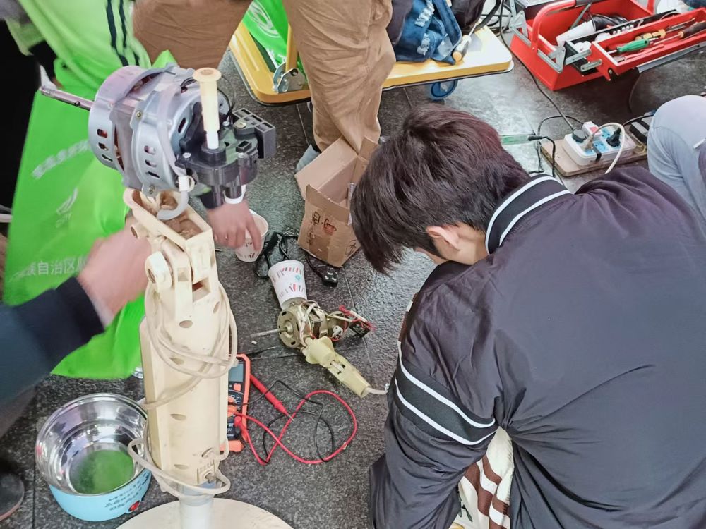 志愿者们在龙擎苑社区维修家电70余件