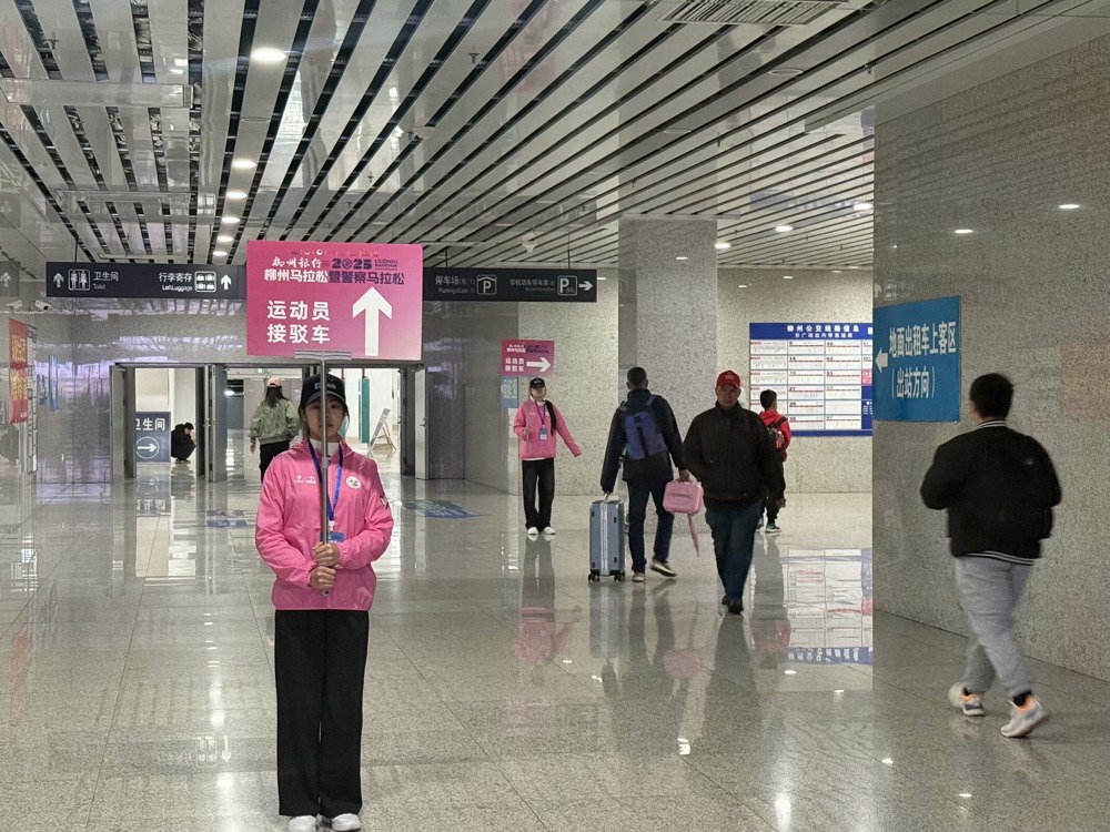 志愿者在火车站接站