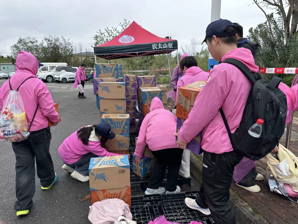 志愿者搬运物资