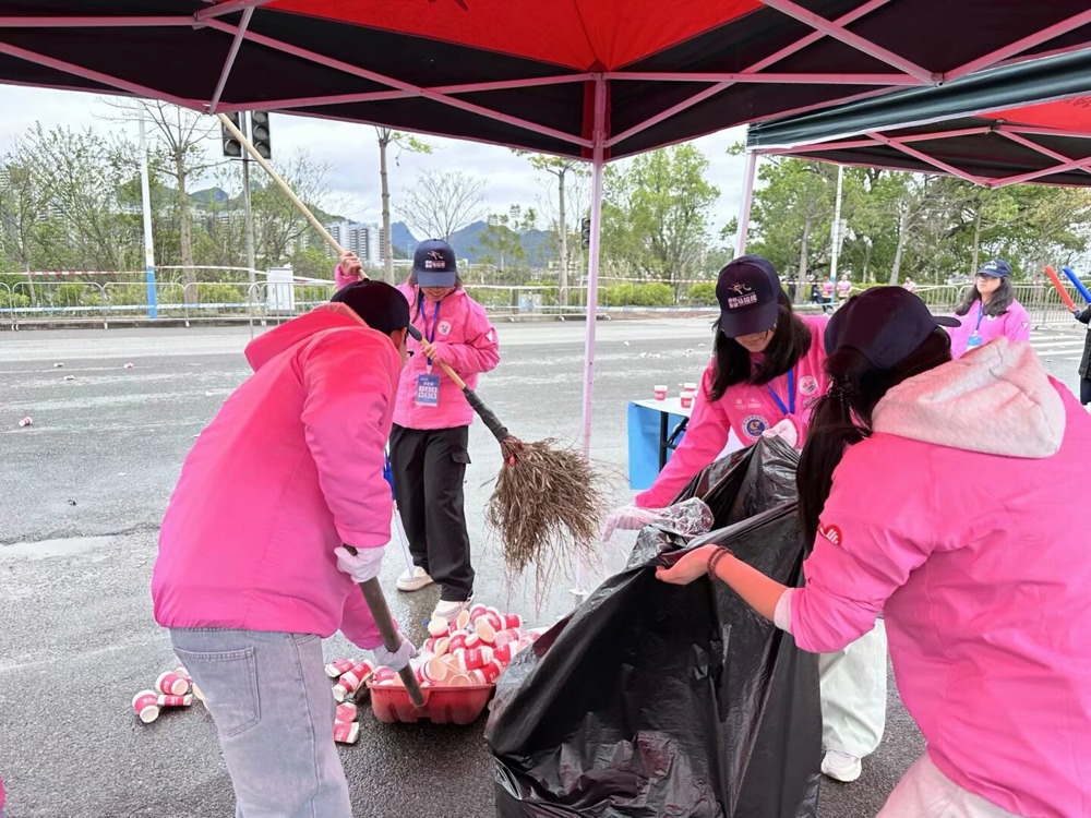 志愿者清扫现场