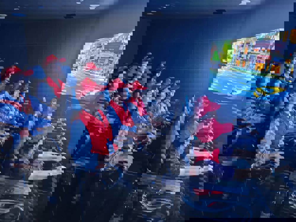 志愿者们进行毒驾场景模拟