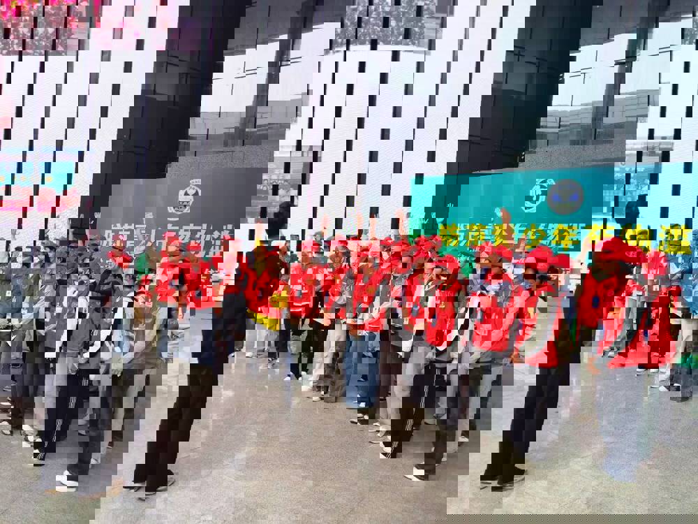 志愿者们积极参与禁毒知识问答