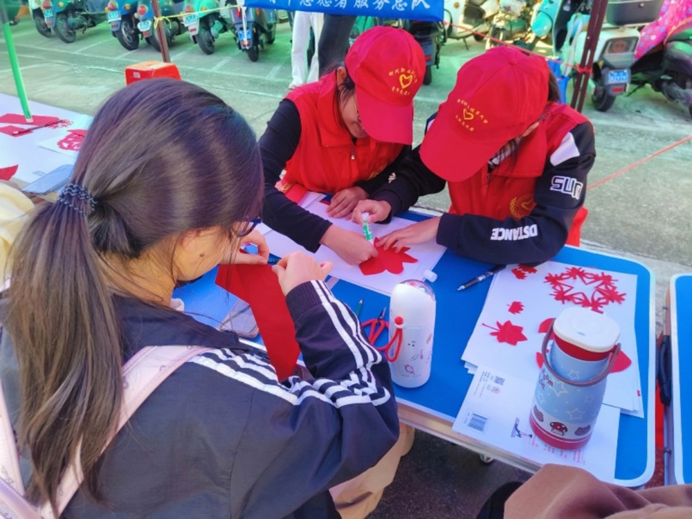 志愿者耐心教学