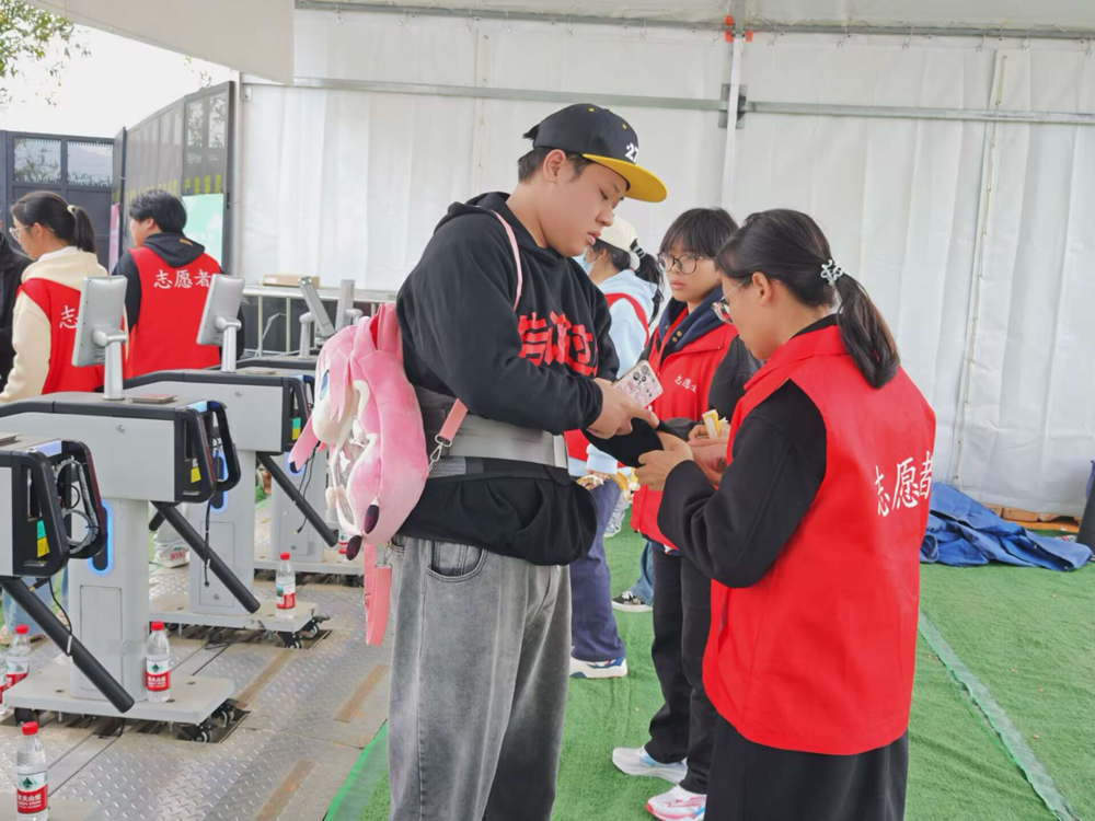 志愿者为VIP观众佩戴手环