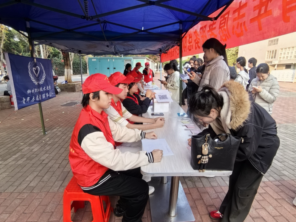 志愿者引导同学写下宣传标语