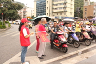 我校180名志愿者助力柳州创文明城文明交通劝导活动