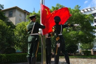 柳职学子组织升旗仪式庆祝国庆