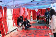 校团委迎新春送春联活动热闹开场