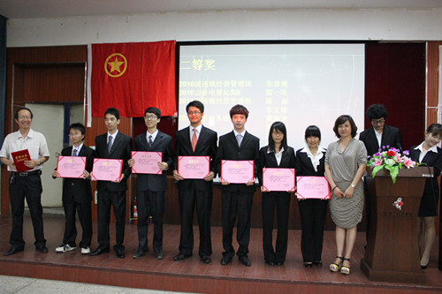 贸易与旅游管理系牛永惠书记、林志红副主任为获奖者颁奖