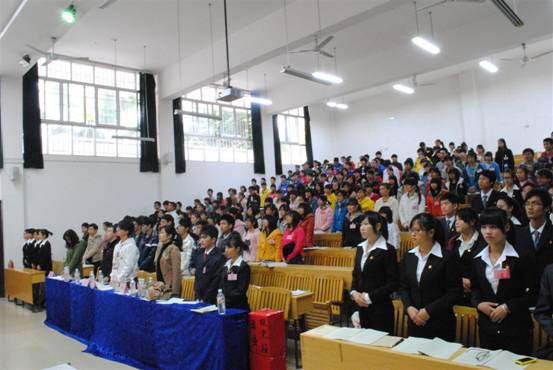 全体起来，奏唱国歌