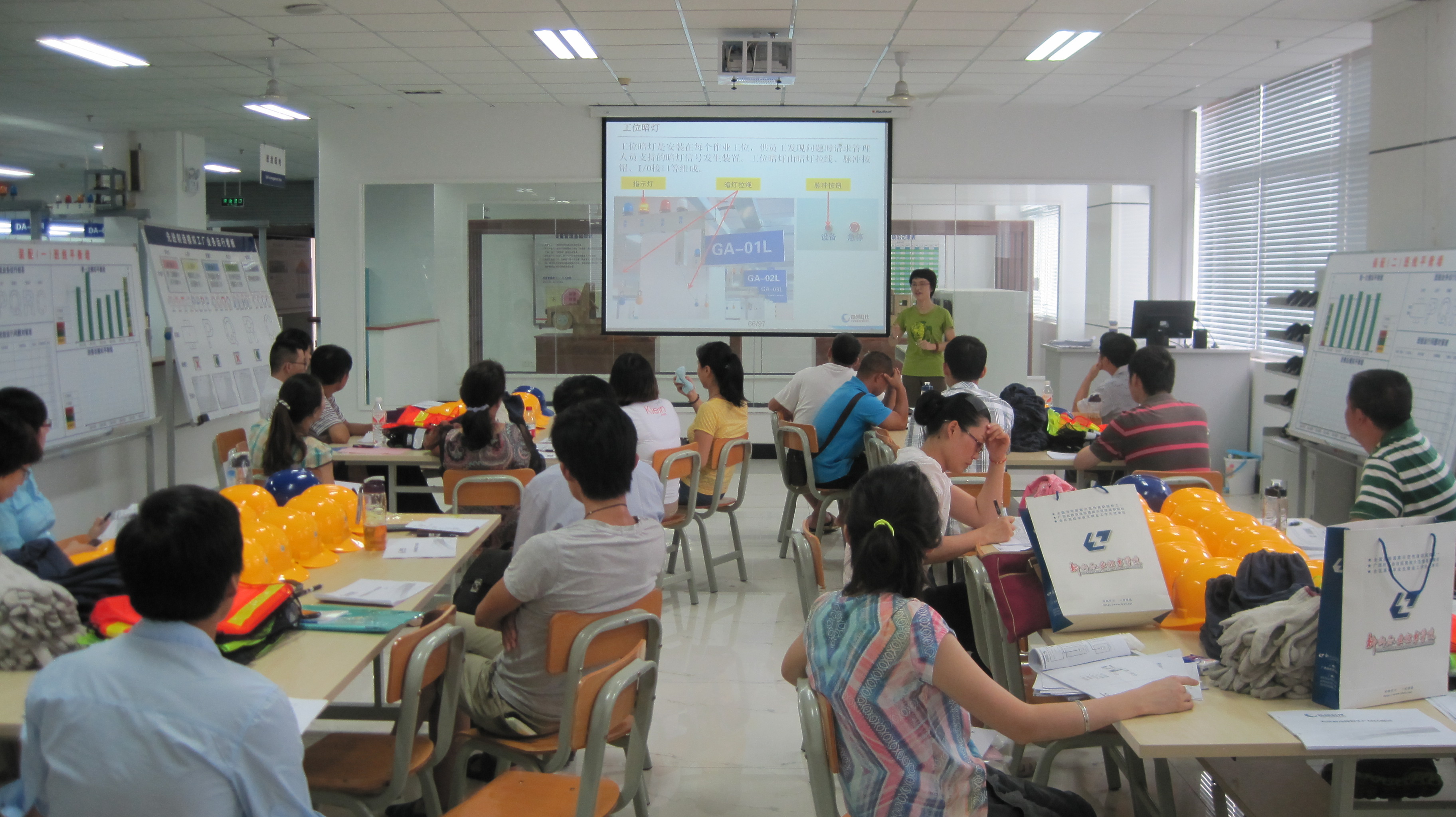 图为教练员王浩澂老师在授课