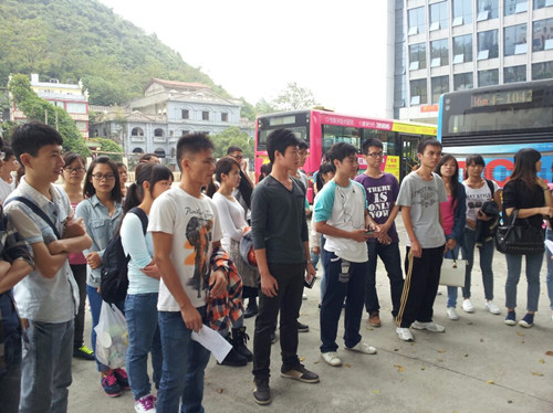 出发前集合学生再次强调安全、纪律