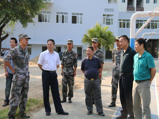 朱书记和军训教官交流