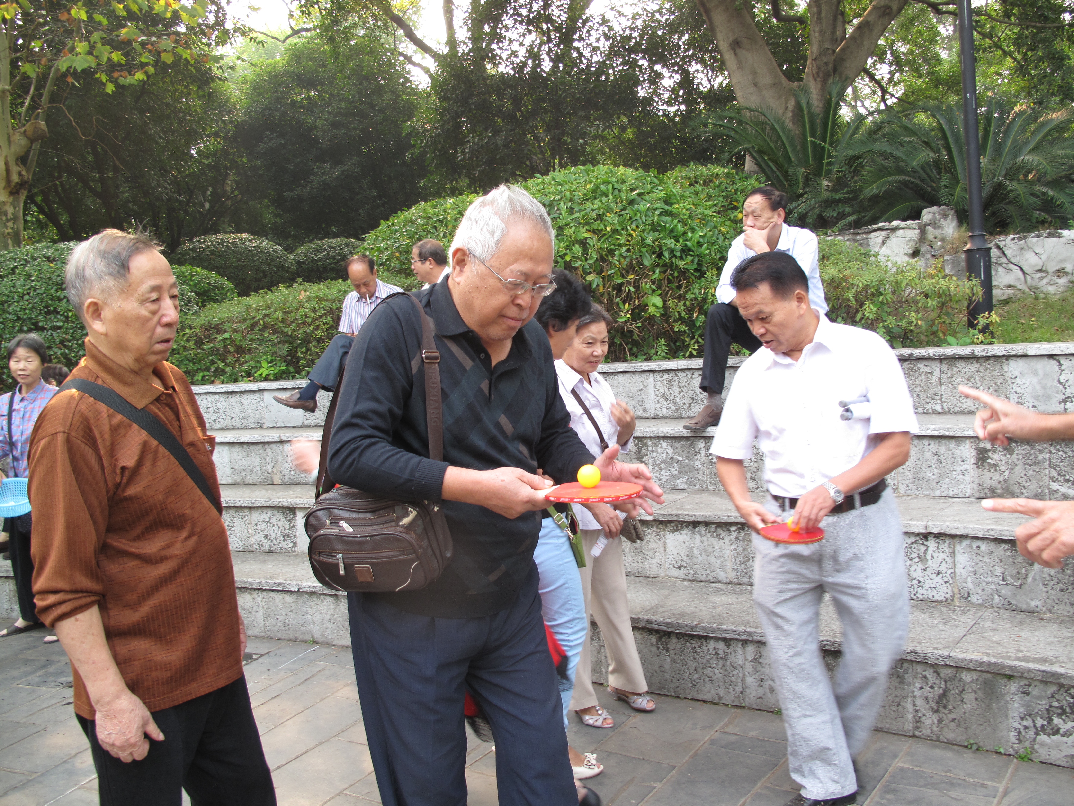 老院长参加运球比赛