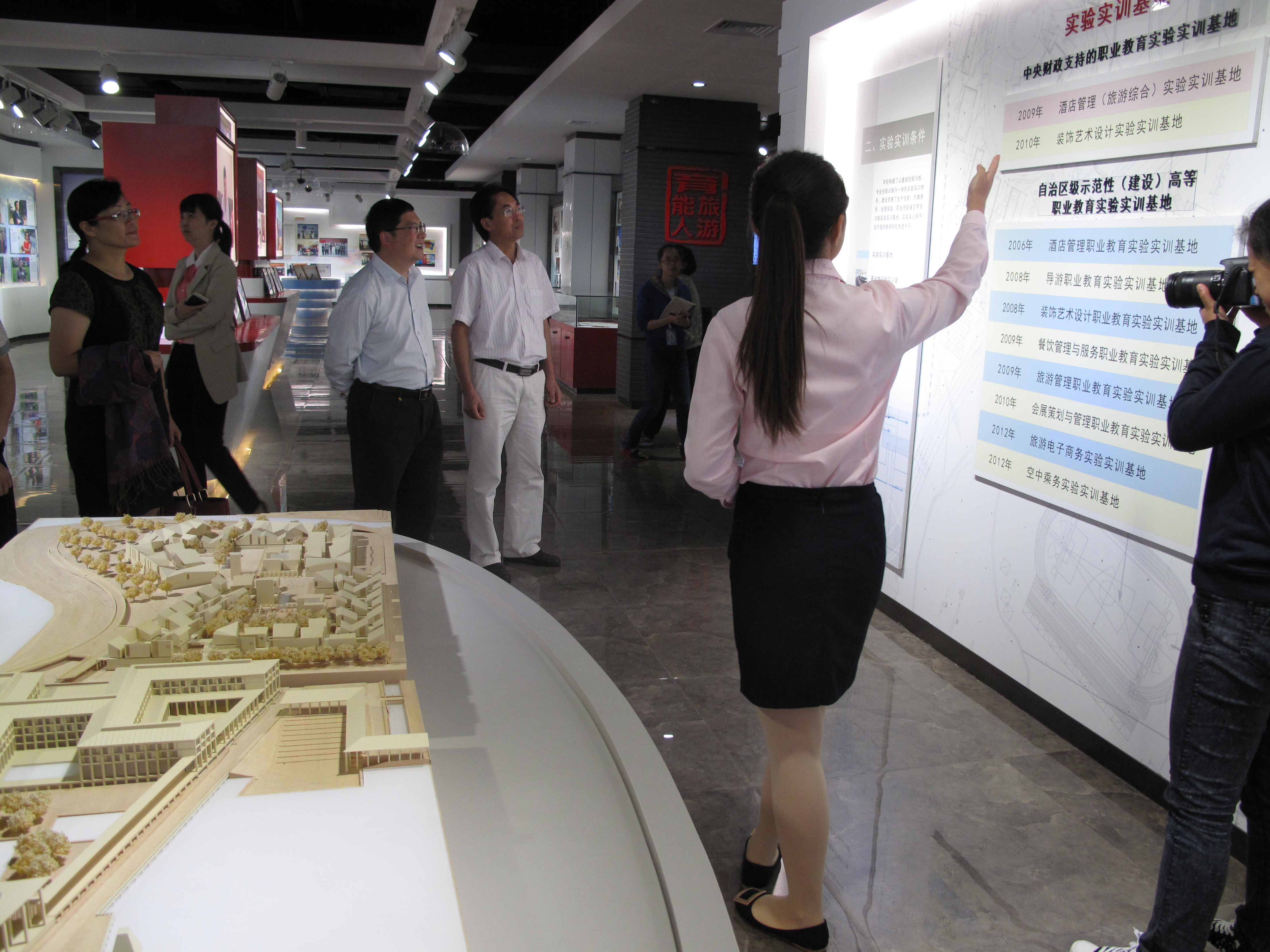 参观桂林旅游高等专科学校办学成果展厅